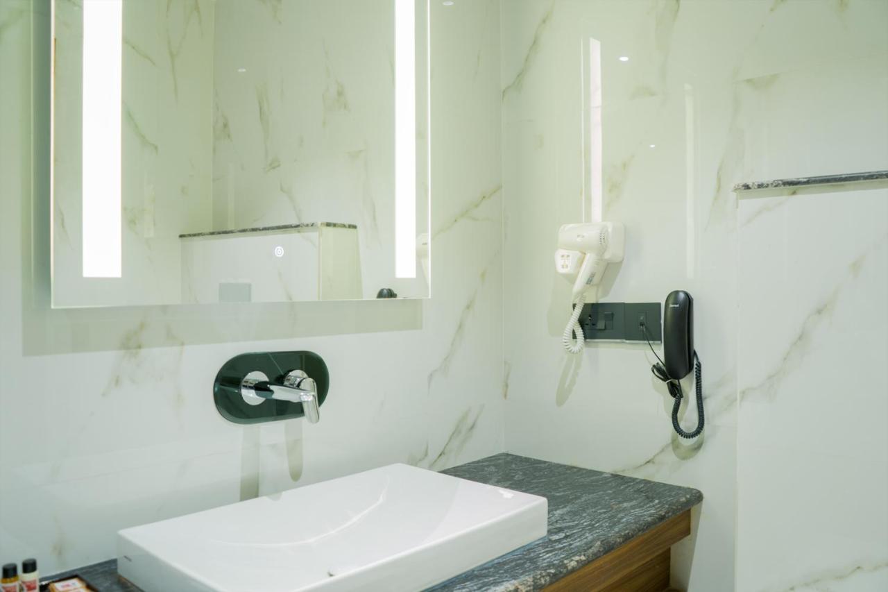 Clarks Inn Suites Kangra Luaran gambar
